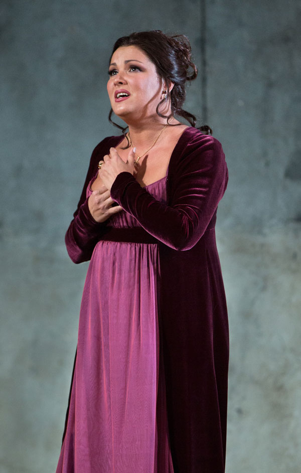 Anna Netrebko como Leonora