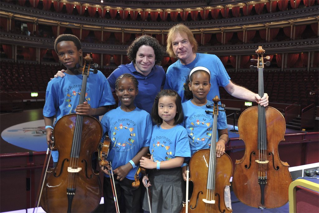 Dudamel con ninos del Proyecto In Harmony