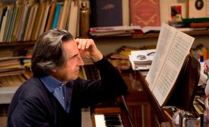 Lee más sobre el artículo Riccardo Muti: Los italianos encuentran un camino en la música, cantando, para alejar el mal…
